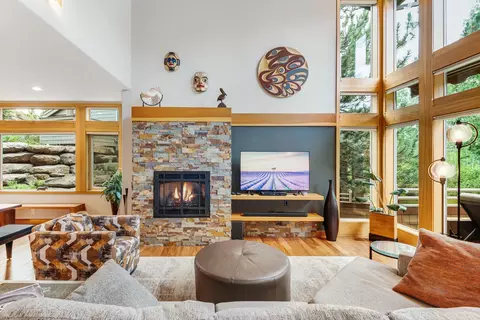 Living - 19602 Painted Ridge Loop, Bend, OR 97702 photo 2 of 4