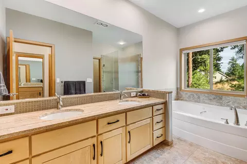Bath - 19602 Painted Ridge Loop, Bend, OR 97702 photo 2 of 4