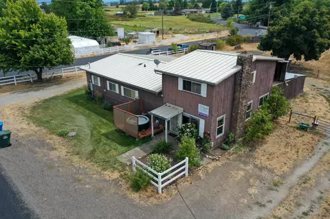 845 Mountain View Dr, Eagle Point, OR 97524