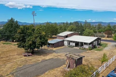 Exterior - 845 Mountain View Dr, Eagle Point, OR 97524 photo 3 of 6