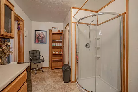Bath - 845 Mountain View Dr, Eagle Point, OR 97524 photo 3 of 3