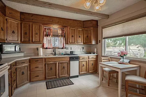 Kitchen - 845 Mountain View Dr, Eagle Point, OR 97524 photo 3 of 4