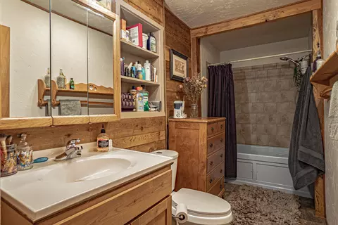 Bath - 845 Mountain View Dr, Eagle Point, OR 97524 photo 1 of 3