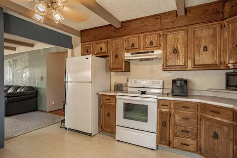 Kitchen - 845 Mountain View Dr, Eagle Point, OR 97524 photo 4 of 4