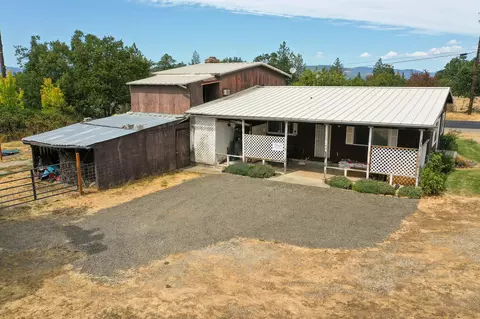 Exterior - 845 Mountain View Dr, Eagle Point, OR 97524 photo 4 of 6