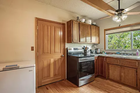 Kitchen - 845 Mountain View Dr, Eagle Point, OR 97524 photo 2 of 4