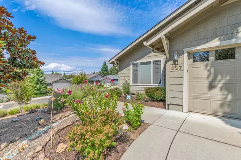 227 Phoenix Hills Dr, Phoenix, OR 97535