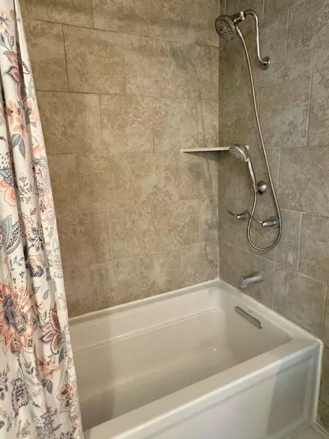 Bath - 6845 Pinehurst St, Central Point, OR 97502 photo 2 of 4
