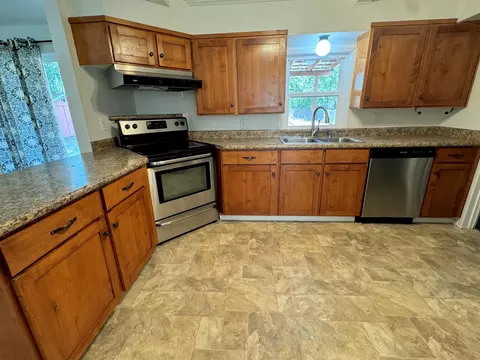 Kitchen - 6845 Pinehurst St, Central Point, OR 97502 photo 3 of 4