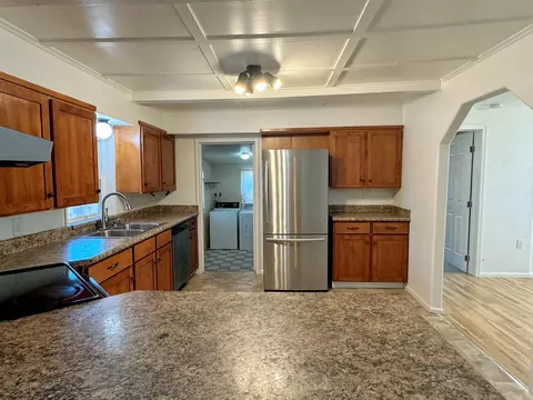 Kitchen - 6845 Pinehurst St, Central Point, OR 97502 photo 4 of 4