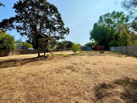 Exterior - 6845 Pinehurst St, Central Point, OR 97502 photo 12 of 15