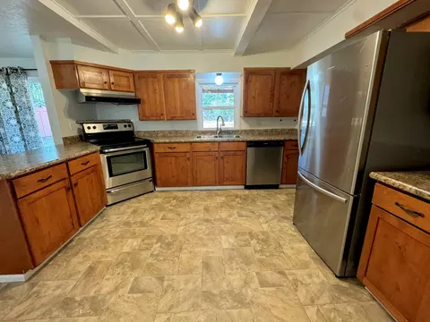 Kitchen - 6845 Pinehurst St, Central Point, OR 97502 photo 1 of 4