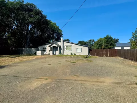 Exterior - 6845 Pinehurst St, Central Point, OR 97502 photo 2 of 15