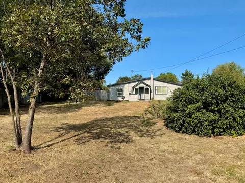 Exterior - 6845 Pinehurst St, Central Point, OR 97502 photo 3 of 15