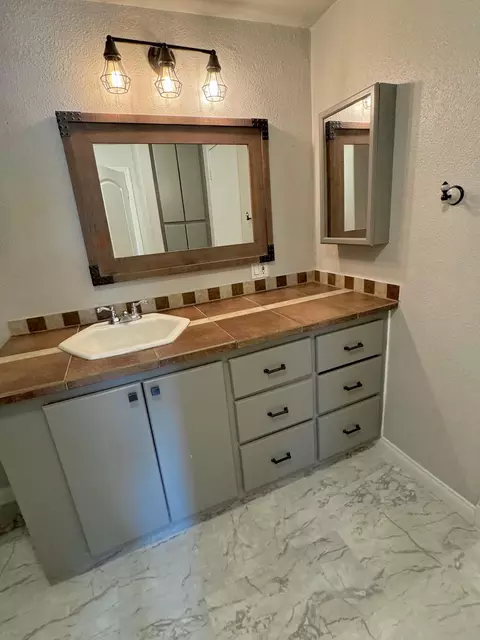 Bath - 6845 Pinehurst St, Central Point, OR 97502 photo 4 of 4