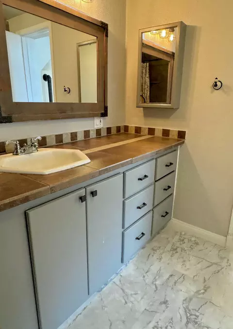 Bath - 6845 Pinehurst St, Central Point, OR 97502 photo 3 of 4