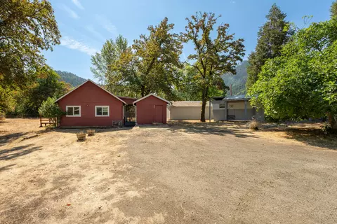 255 SE 2nd St, Canyonville, OR 97417