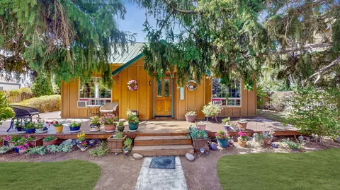 249 NW 3rd St, Redmond, OR 97756
