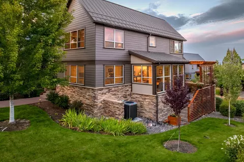 244 Volunteer Park Ln, Redmond, OR 97756