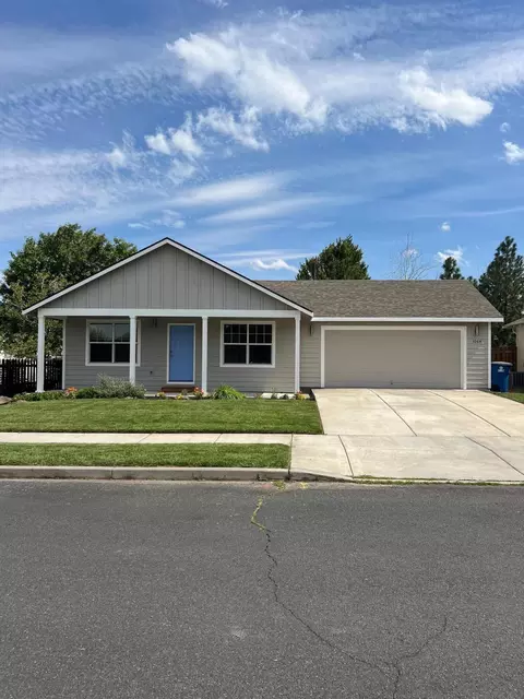 1064 SW 33rd St, Redmond, OR 97756