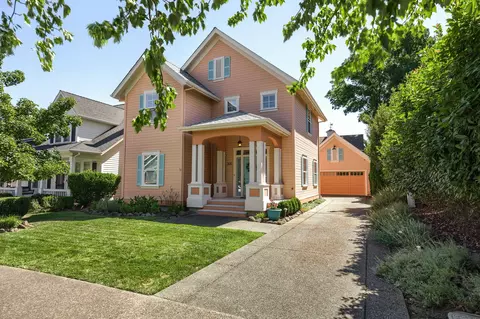 300 Jackson Creek Dr, Jacksonville, OR 97530