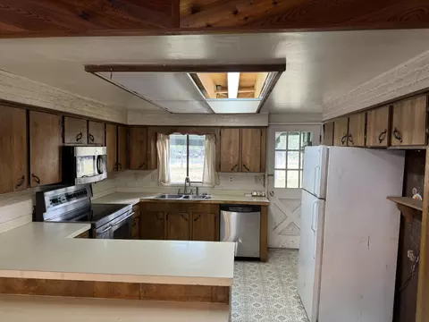 Kitchen - 17352 Canvasback Dr, Bend, OR 97707 photo 3 of 3