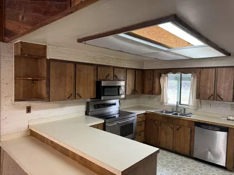 Kitchen - 17352 Canvasback Dr, Bend, OR 97707 photo 2 of 3
