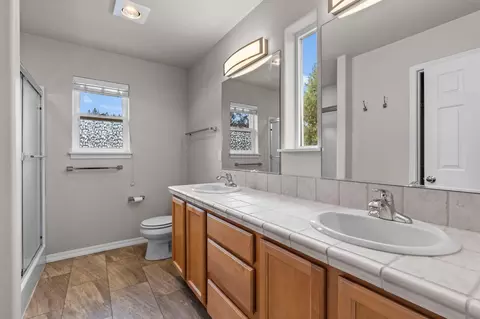 Bath - 61301 SW Brookside Loop, Bend, OR 97702 photo 2 of 4