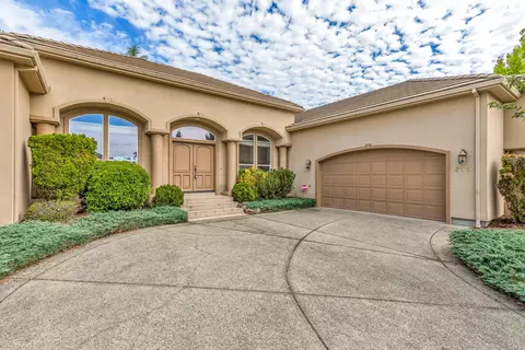 215 Pine Lake Dr, Eagle Point, OR 97524