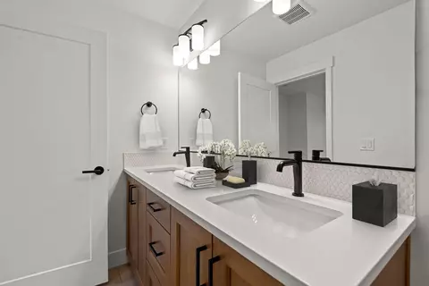 Bath - 3853 Eagle Rd, Bend, OR 97701 photo 1 of 1