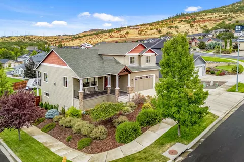 4460 Vista Pointe Dr, Medford, OR 97504