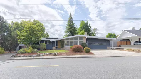 725 NW Midland Ave, Grants Pass, OR 97526