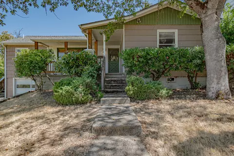 340 Hillhouse Ave, Medford, OR 97504