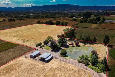 5275 Gebhard Rd, Central Point, OR 97502
