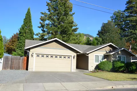 1545 Hamilton Ln, Grants Pass, OR 97527