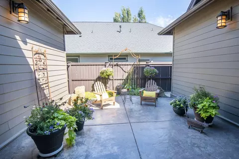 Exterior - 20166 Stonegate Dr, Bend, OR 97702 photo 2 of 8