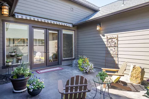 Exterior - 20166 Stonegate Dr, Bend, OR 97702 photo 3 of 8