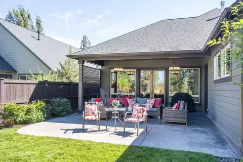 Exterior - 20166 Stonegate Dr, Bend, OR 97702 photo 4 of 8