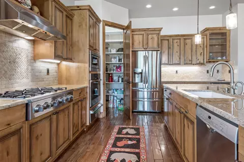 Kitchen - 20166 Stonegate Dr, Bend, OR 97702 photo 2 of 2