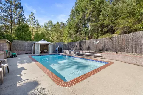 277 Dawn Allan Dr, Grants Pass, OR 97527