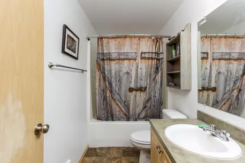 Bath - 16320 Paulina View Rd, La Pine, OR 97739 photo 2 of 3