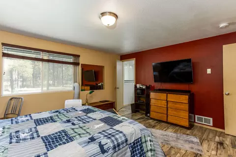 Bedroom - 16320 Paulina View Rd, La Pine, OR 97739 photo 3 of 4