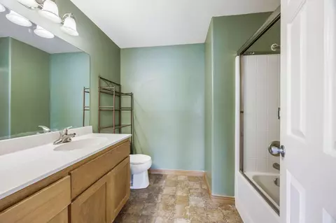 Bath - 210 Northview Dr, Eagle Point, OR 97524 photo 2 of 5