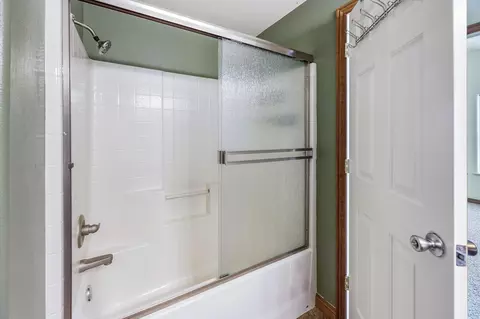 Bath - 210 Northview Dr, Eagle Point, OR 97524 photo 3 of 5