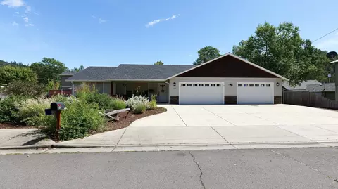 130 Holly St, Shady Cove, OR 97539