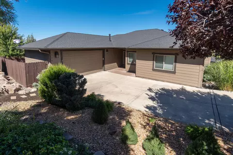 3209 SW Hillcrest Dr, Redmond, OR 97756