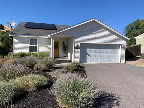 2348 James Martin Ct, Klamath Falls, OR 97601