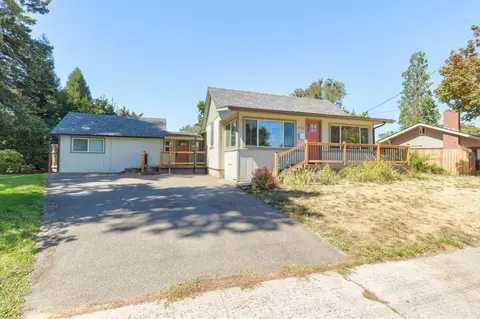 1212 SW 5th St, Grants Pass, OR 97526
