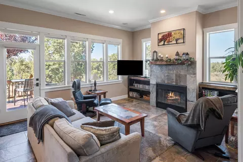 Living - 64765 Kelly Ct, Bend, OR 97701 photo 2 of 3