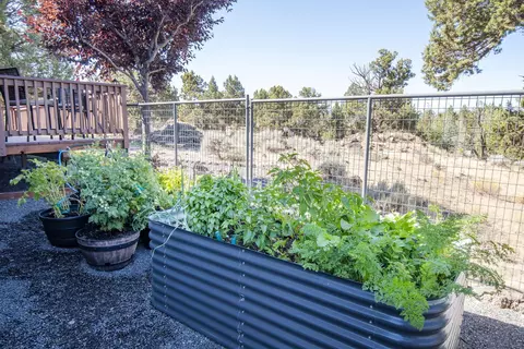 Exterior - 64765 Kelly Ct, Bend, OR 97701 photo 4 of 5